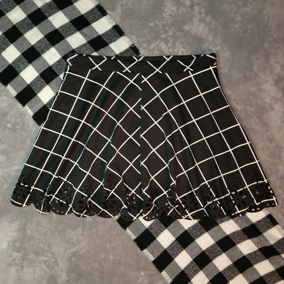 0XL | Windowpane Scalloped Floral Lace Hem Skirt - Picture 3 of 5